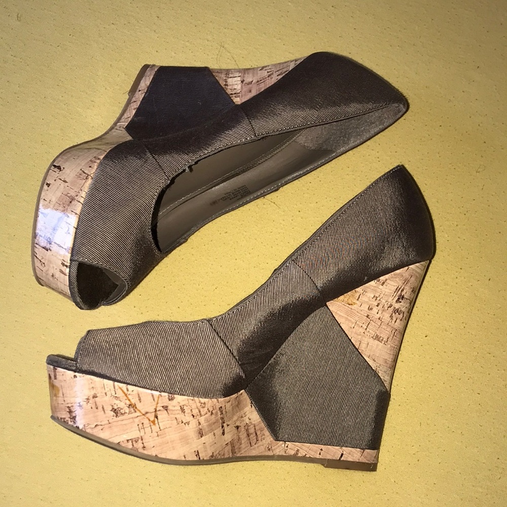 BCBGeneration Open toe wedges